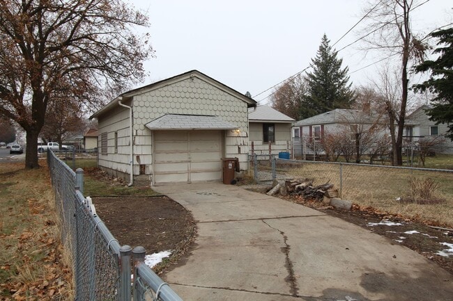 Building Photo - 1204 E Bismark Ave