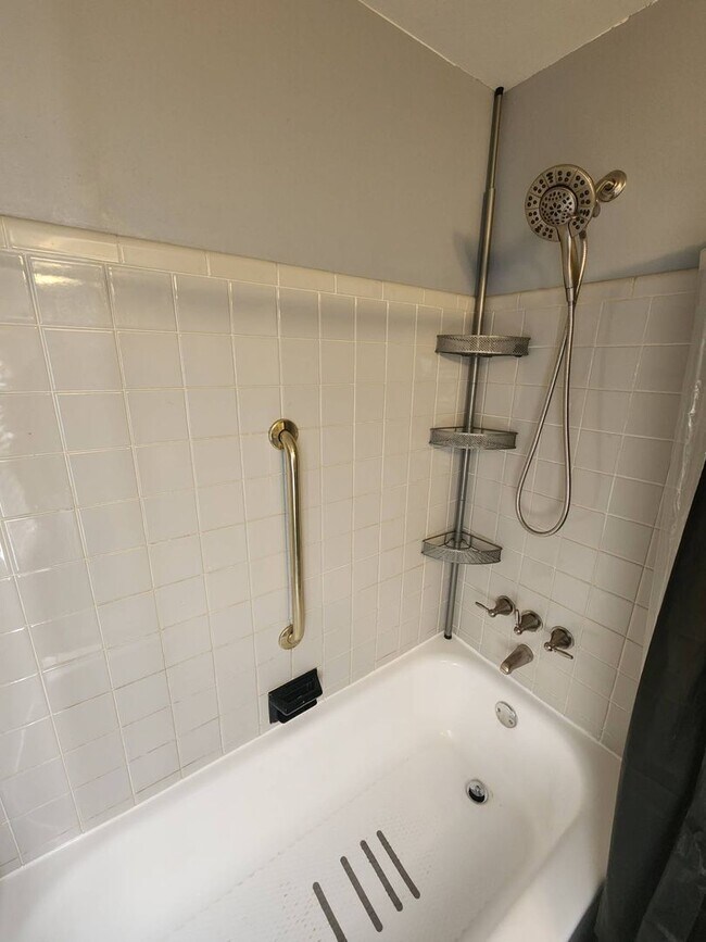 Building Photo - Charming 3-Bedroom Property in Prime Location