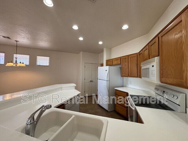 Building Photo - 3753 E Canyon Crest Ave