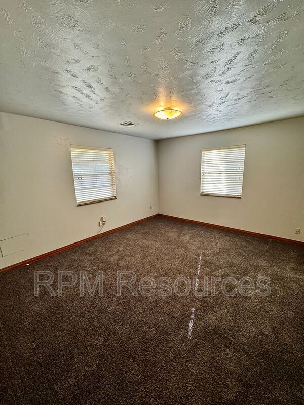 Building Photo - 1508 N Fordson Dr