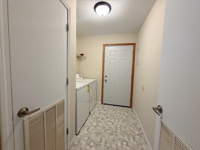 Building Photo - 45 Candlelight Dr