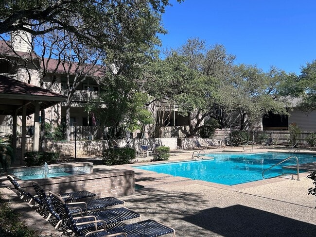 Building Photo - Charming 2BR Condo with Vaulted Ceilings, Fireplace & Pool Access