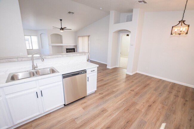 Building Photo - 4 Bedroom, 2 Bath, Split Floor Plan, 2 Car Garage, Central A/C