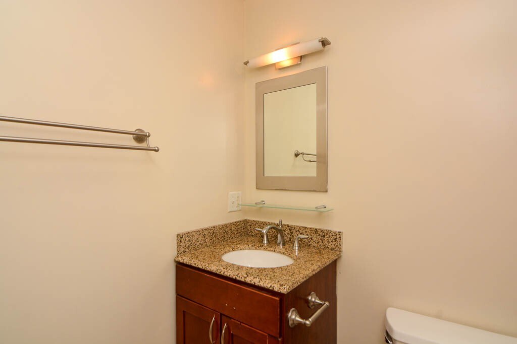 Building Photo - 675 W Wrightwood Ave