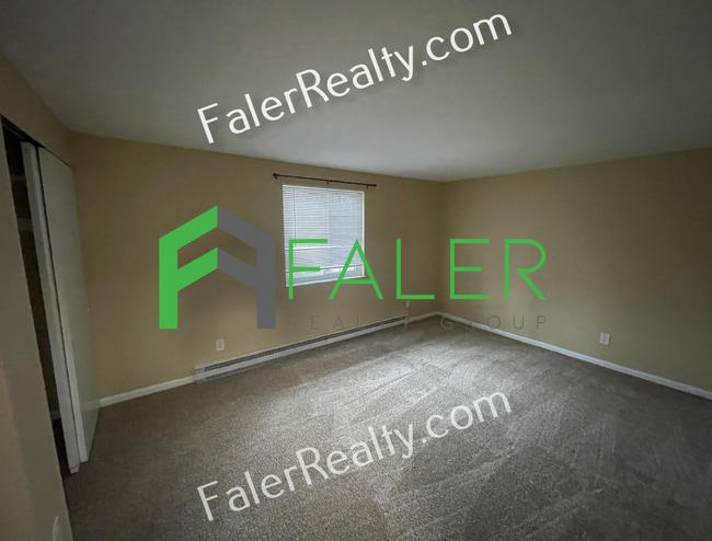 Building Photo - Spotless Ground Floor Condo