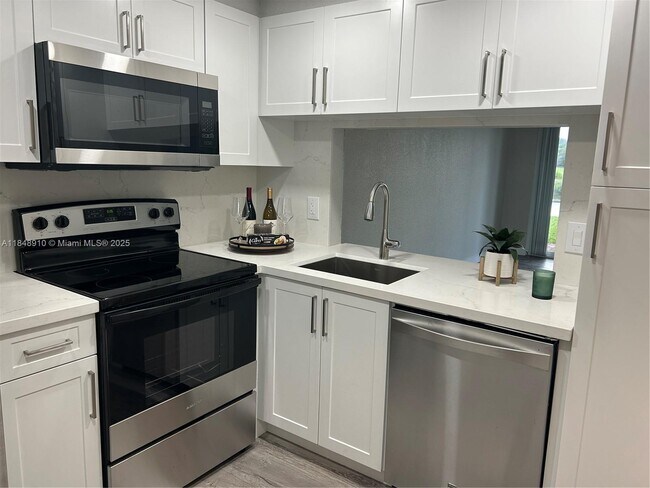 Building Photo - 9450 Poinciana Pl