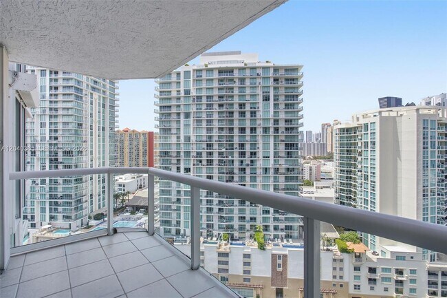 Building Photo - 16500 Collins Ave