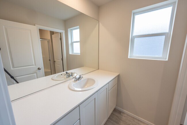 Building Photo - 3 bedroom home in Ridgefield w/ AC - Built in 2024