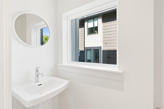Building Photo - Modern 2-Bed Townhome with Attached Garage & Private Balcony in Gated Dallas Community