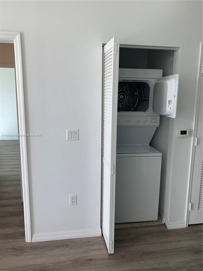 Building Photo - 950 Brickell Bay Dr