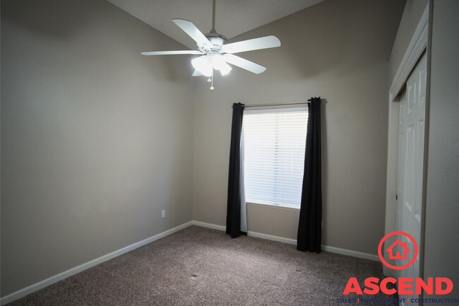 Building Photo - Cozy Home Located In Oildale!