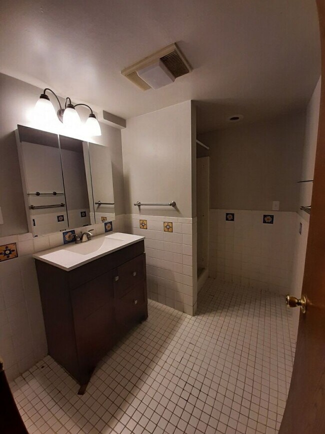 Building Photo - 3 bed 2 bath, 2 car garage Bettendorf Home!