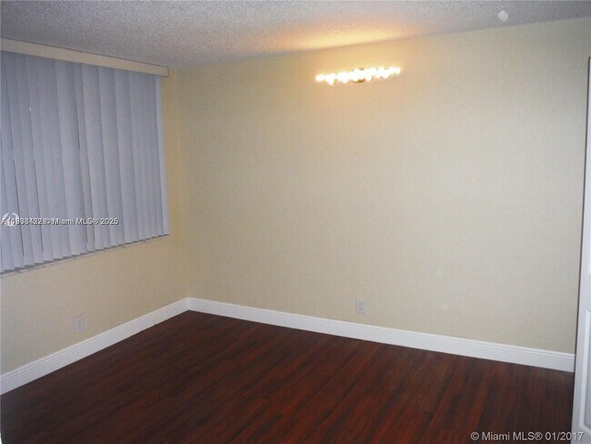 Building Photo - 9431 Live Oak Pl