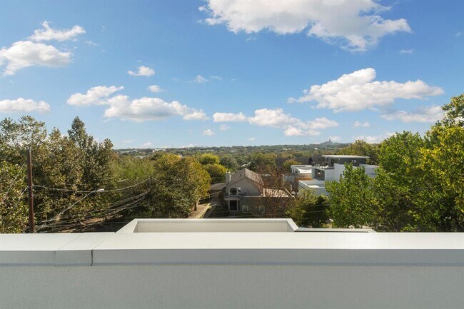 Building Photo - 2802 Oak Crest Ave