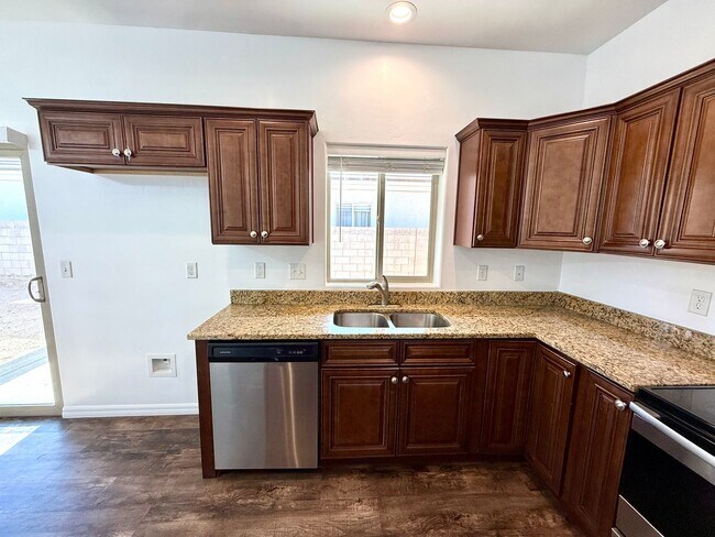 Building Photo - Great 3 Bedroom, 2 Bathroom Home Centrally Located- Available Now!