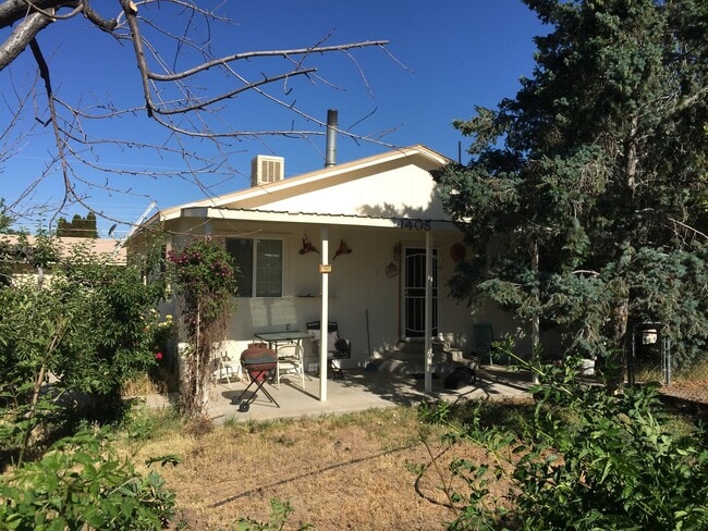 Building Photo - 2 Bedroom With Lots of Space