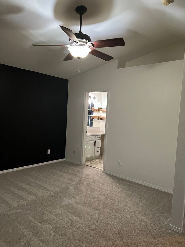 Building Photo - Welcome to this charming 3 bedroom, 2 bathroom home located in Nampa, ID.