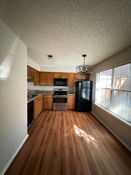 Building Photo - 1227 Dallas Dr