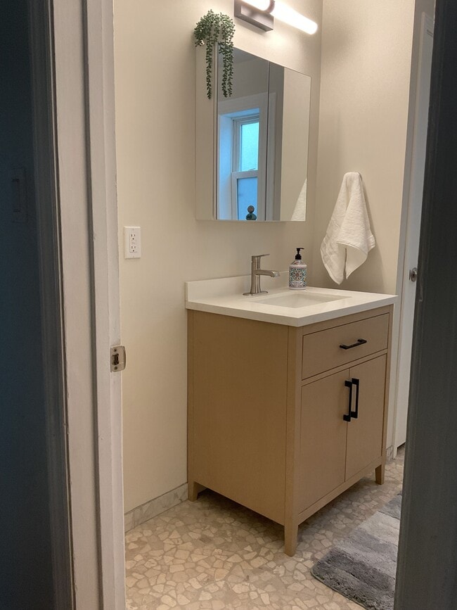 Building Photo - 530 Western Row Rd