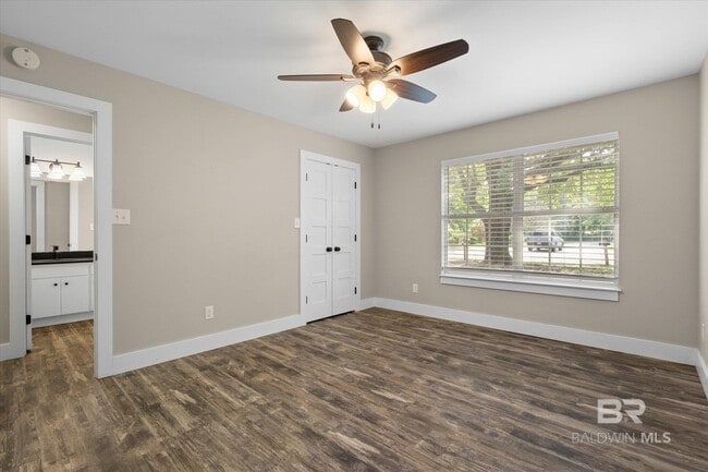 Building Photo - 10 Troyer Ct