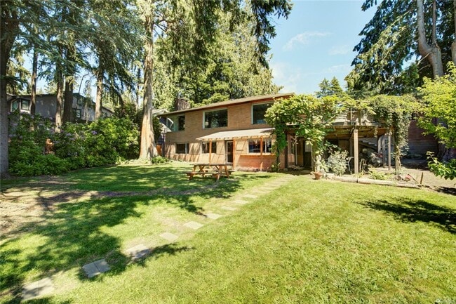 Building Photo - 4Bd/1.75Ba Seattle Home