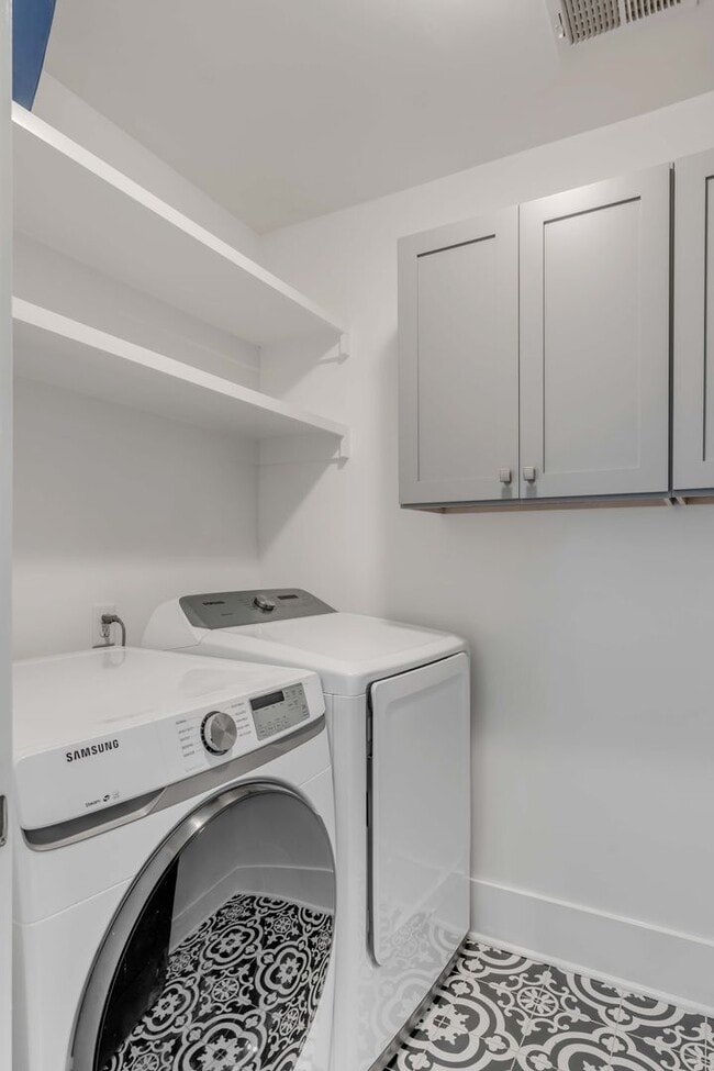 Building Photo - Fully Furnished Downtown Rental
