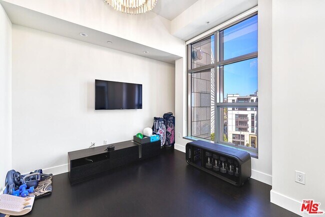 Building Photo - 10776 Wilshire Blvd