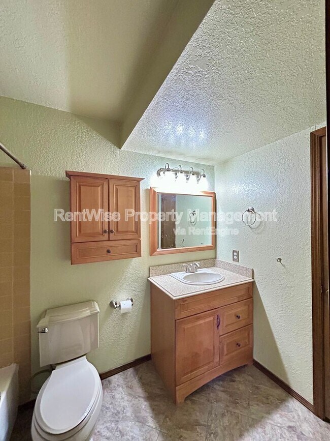 Building Photo - 875 N Gossett Pl