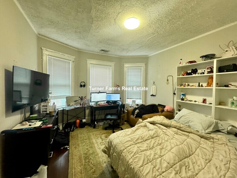 Building Photo - 724 Parker St