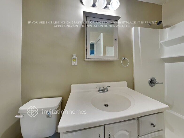 Building Photo - 726 E 99th St