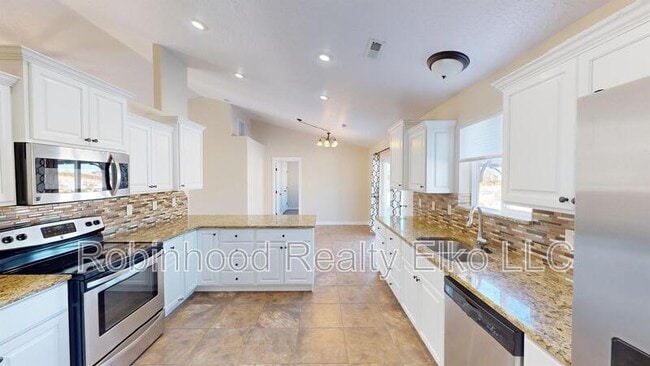Building Photo - 963 Alpine Dr