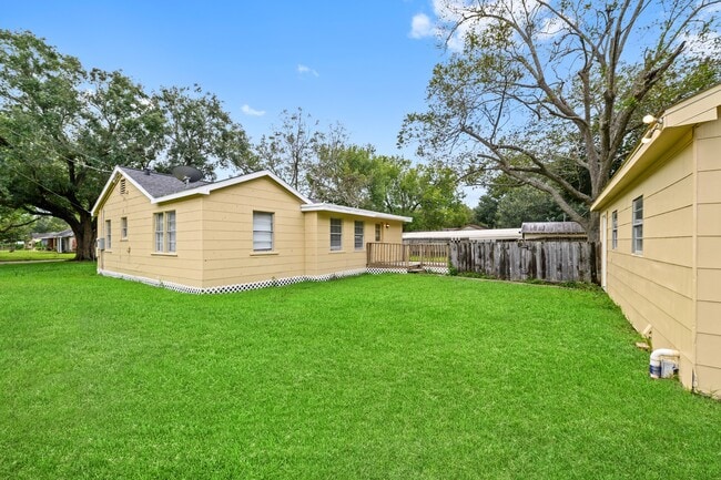 Building Photo - 821 Miller St