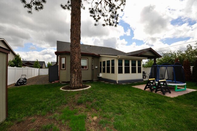 Building Photo - Luxury 3 bed 2 bath Rancher: Miller's Landing