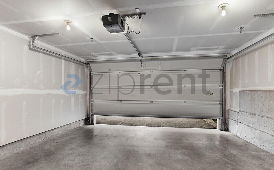 Building Photo - Unit