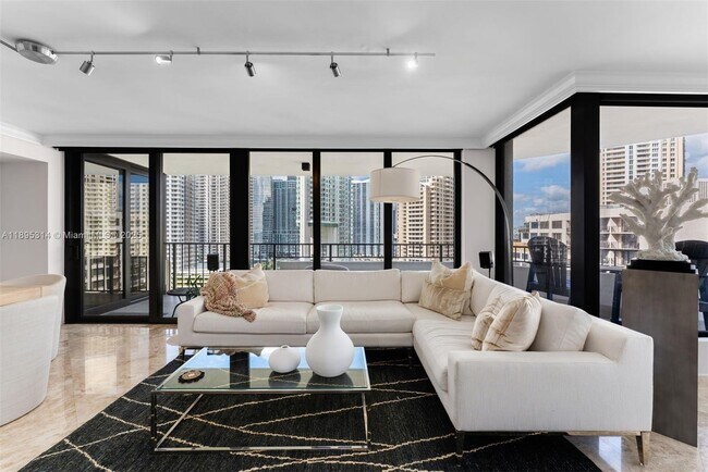 Building Photo - 520 Brickell Key Dr
