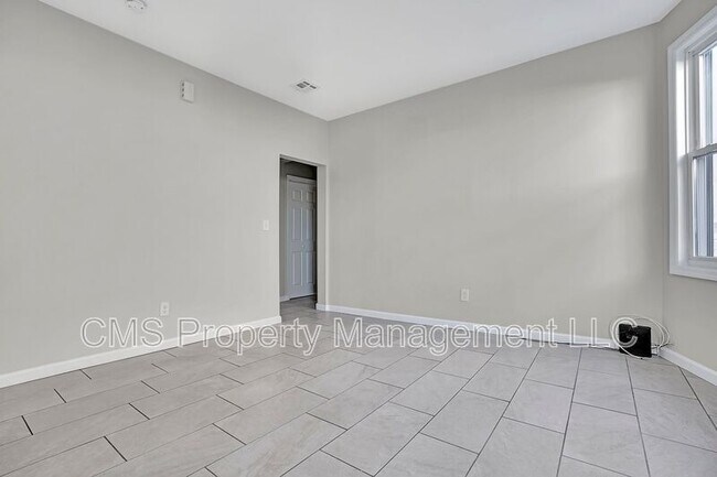 Building Photo - 142-144 Seymour Ave