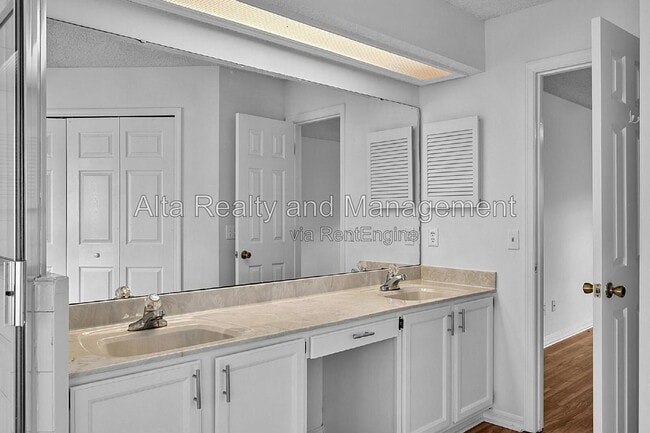 Building Photo - 8426 Country Bend Cir W