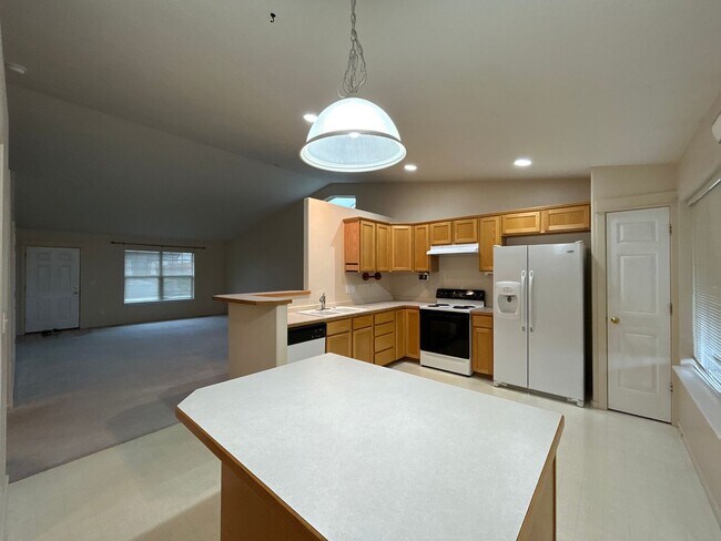 Building Photo - 3 Bedroom / 2 Bathroom Home in NE Madras - PENDING APPLICATION