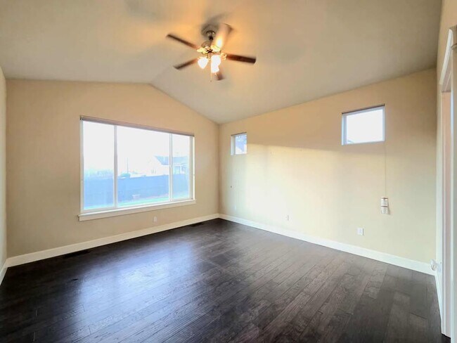 Building Photo - Large 3 bedroom, 3 bath newer build in sought after East Wenatchee neighborhood!