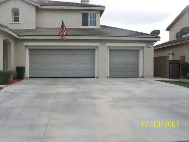 Building Photo - 5 bedroom 3 bathroom home in Eastvale!