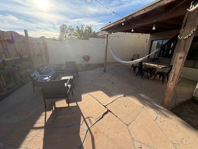 Building Photo - 2 Bedroom 2 bath private enclosed yard for