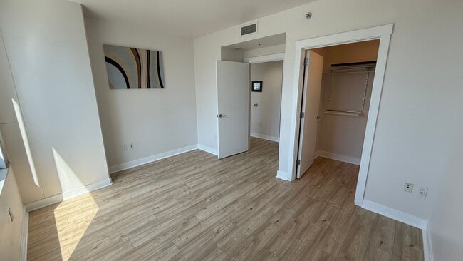 Building Photo - EPIC REA - Watermark-Fabulous Penthouse-Vi...