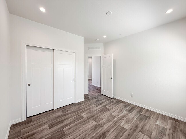 Building Photo - ~ AVAILABLE NOW ~ DUPLEX (LEFT)