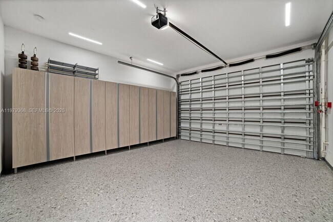 Building Photo - 1051 W 48th St