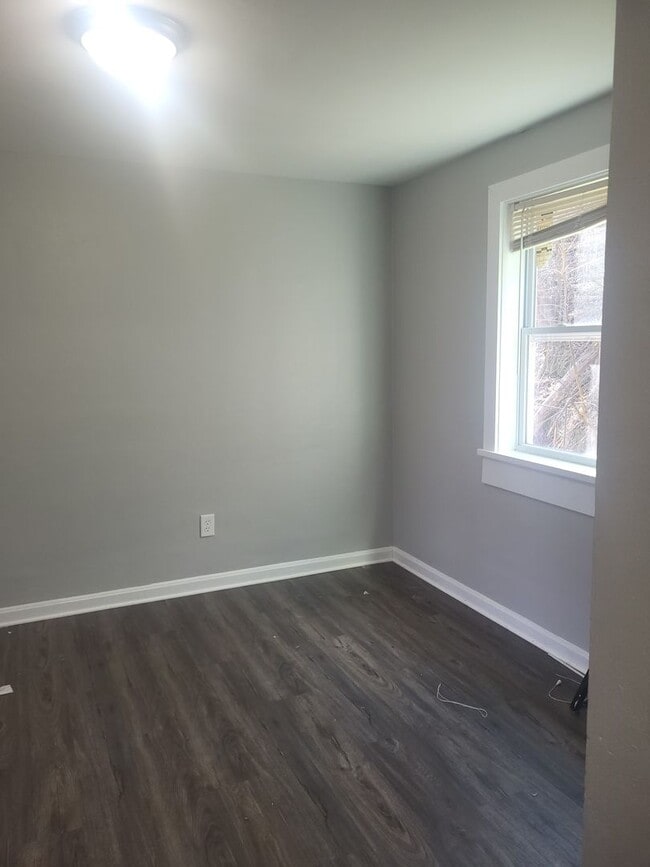 Building Photo - 3 bedroom duplex in Penn Hills with drivew...