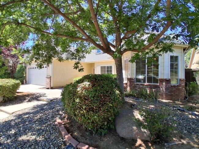 Building Photo - Desirable Clovis Single-Level Home: 3-bedroom, 2-bathroom