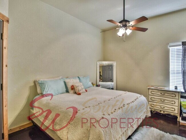 Building Photo - Luxurious two-story townhouse