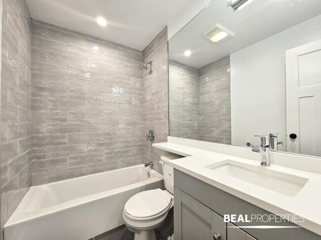Building Photo - 0 bedroom in CHICAGO IL 60657