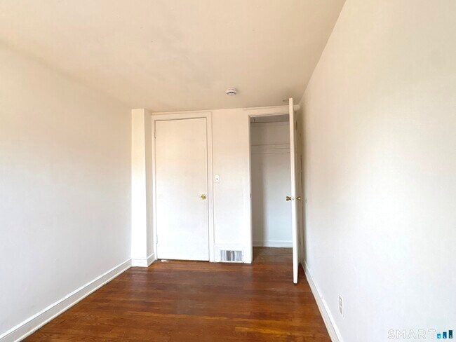 Building Photo - 107 N Main St