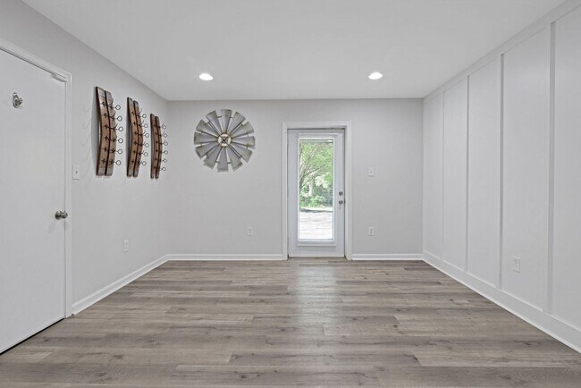 Building Photo - Spacious 5BR House on 2 acres in Chapin!